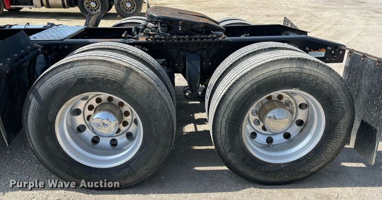 image for item DM0277 2015 Freightliner Cascadia 125  semi truck