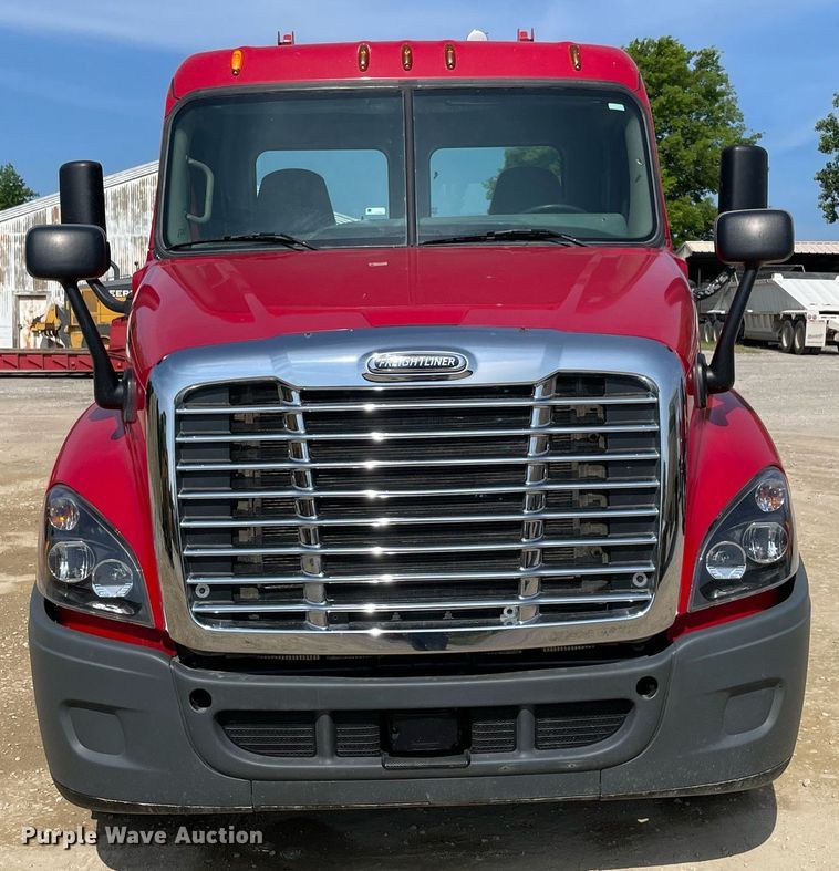 image for item DM0278 2015 Freightliner Cascadia 125  semi truck