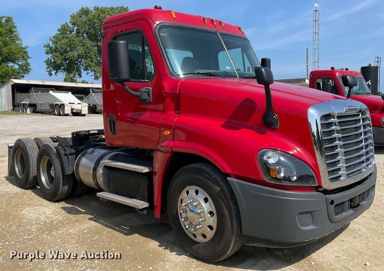 image for item DM0278 2015 Freightliner Cascadia 125  semi truck