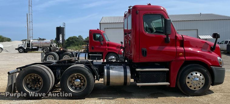 image for item DM0278 2015 Freightliner Cascadia 125  semi truck