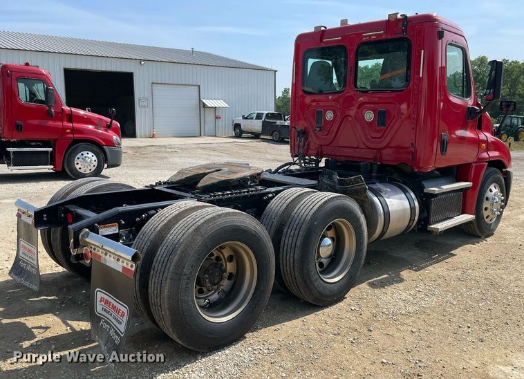 image for item DM0278 2015 Freightliner Cascadia 125  semi truck