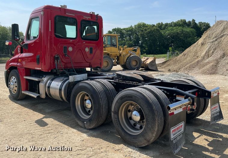 image for item DM0278 2015 Freightliner Cascadia 125  semi truck