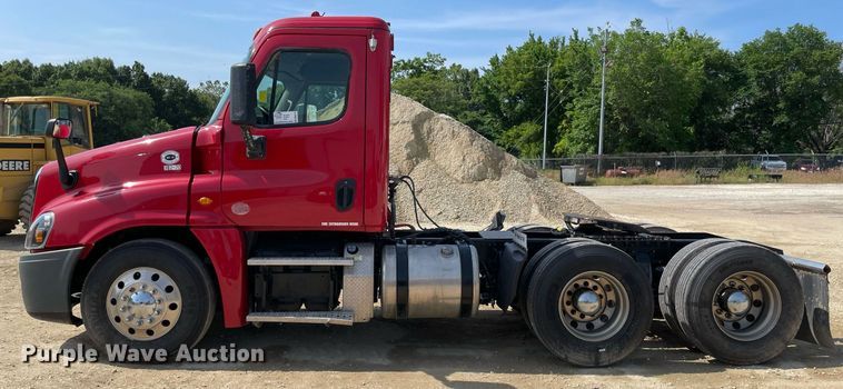 image for item DM0278 2015 Freightliner Cascadia 125  semi truck