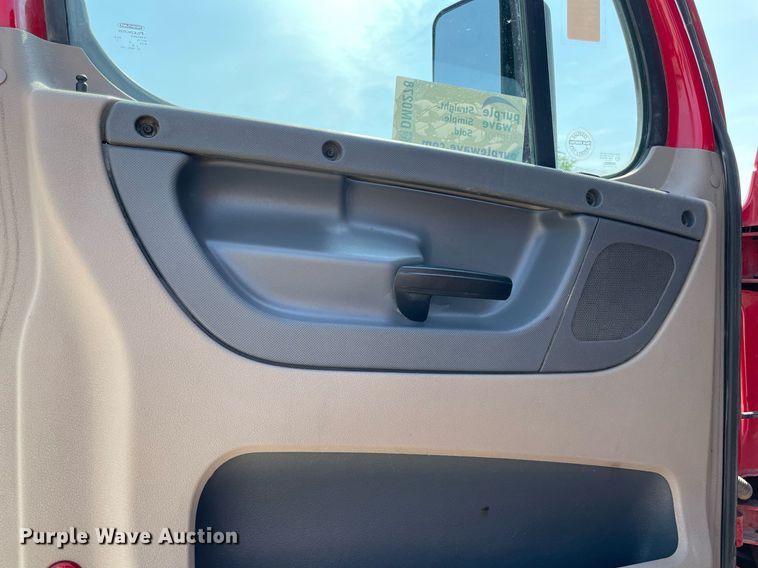 image for item DM0278 2015 Freightliner Cascadia 125  semi truck