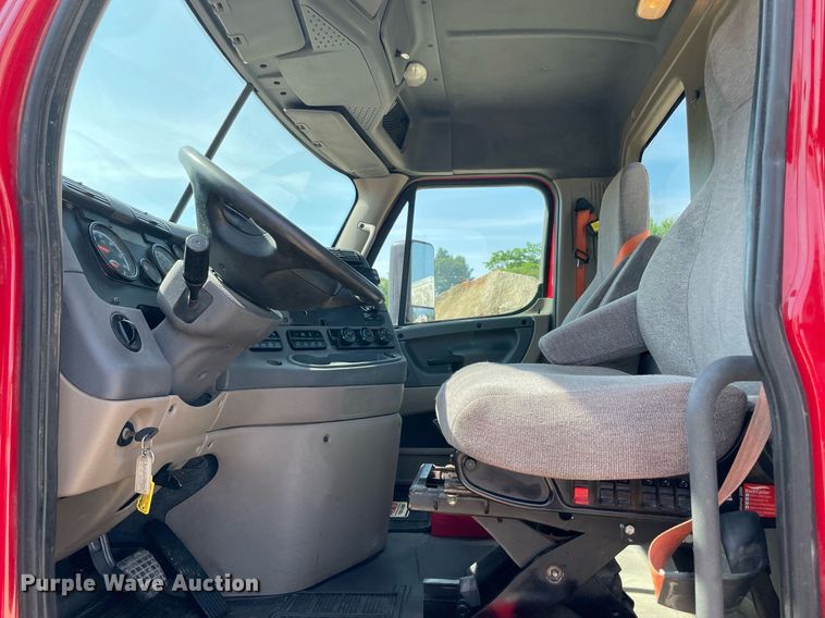 image for item DM0278 2015 Freightliner Cascadia 125  semi truck