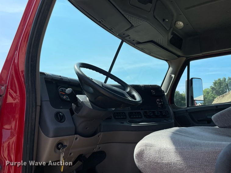 image for item DM0278 2015 Freightliner Cascadia 125  semi truck