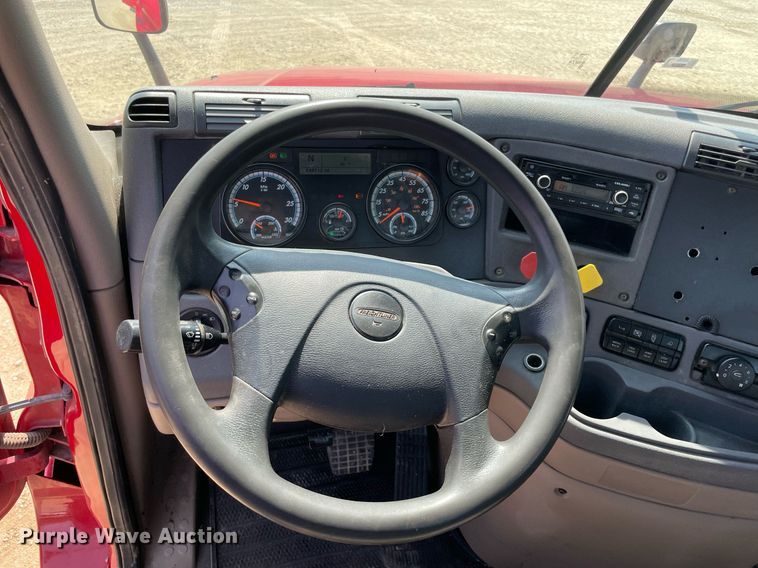 image for item DM0278 2015 Freightliner Cascadia 125  semi truck