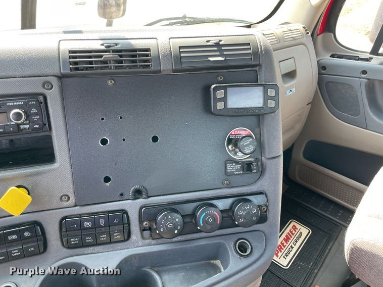 image for item DM0278 2015 Freightliner Cascadia 125  semi truck