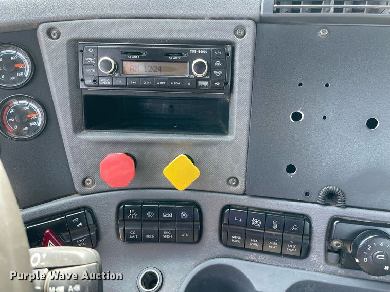 image for item DM0278 2015 Freightliner Cascadia 125  semi truck