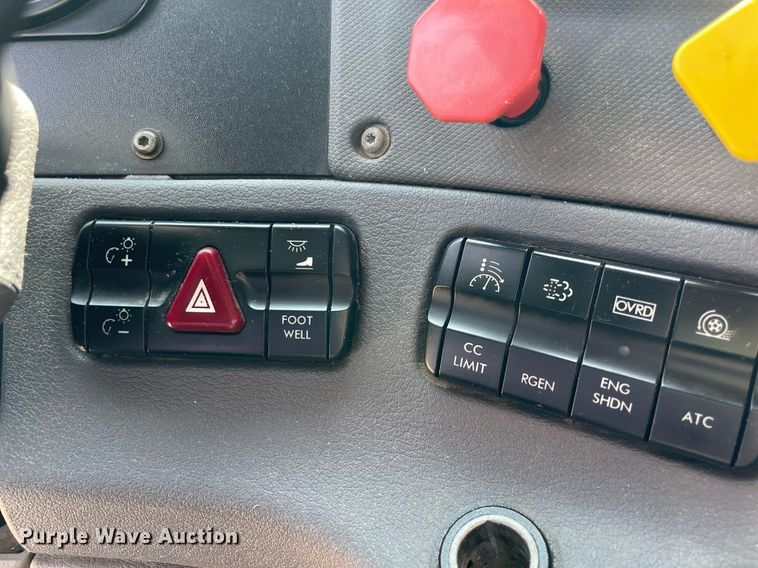 image for item DM0278 2015 Freightliner Cascadia 125  semi truck