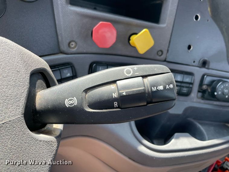 image for item DM0278 2015 Freightliner Cascadia 125  semi truck