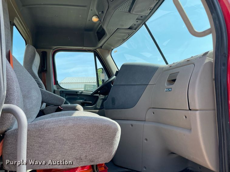 image for item DM0278 2015 Freightliner Cascadia 125  semi truck