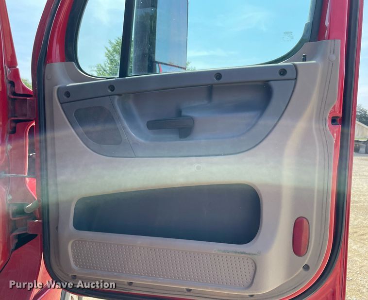 image for item DM0278 2015 Freightliner Cascadia 125  semi truck