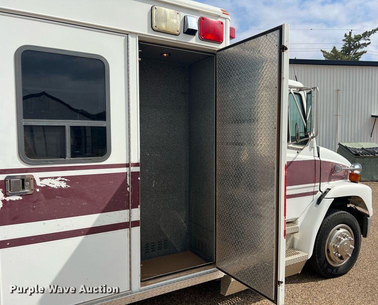 image for item DN3006 2000 Freightliner  ambulance