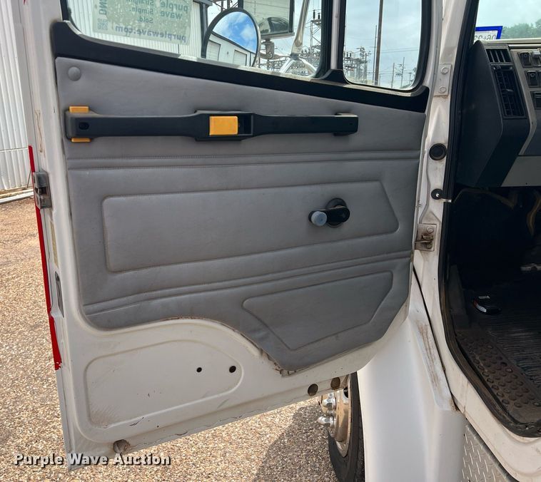 image for item DN3006 2000 Freightliner  ambulance