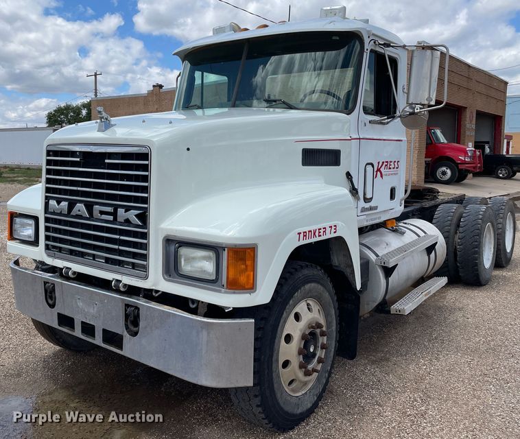 image for item DN4663 2000 Mack CH613  semi truck
