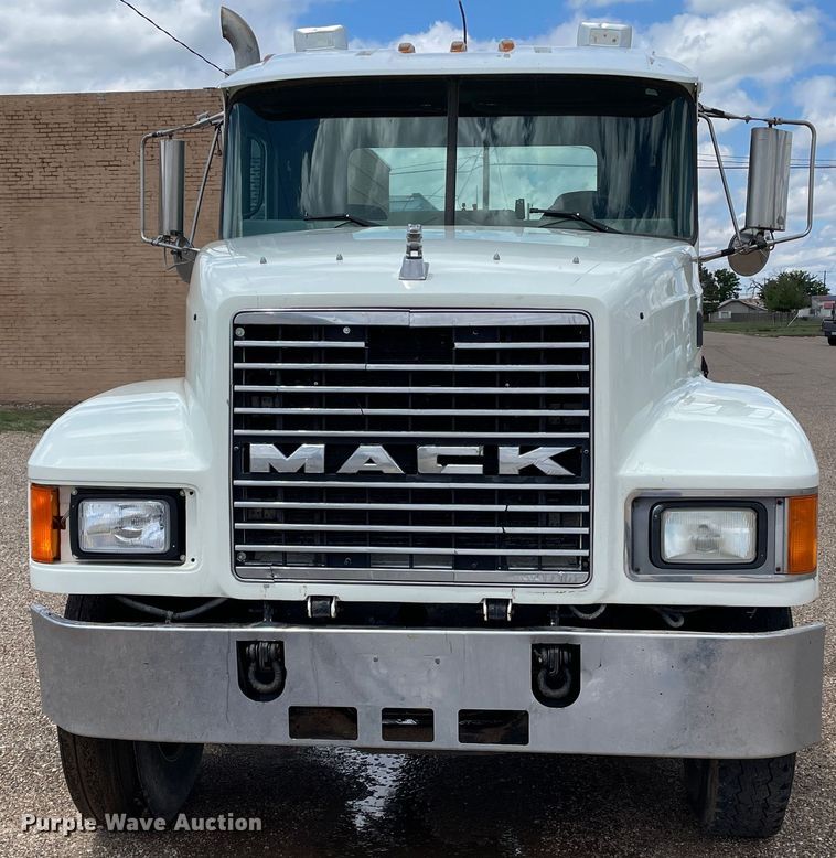 image for item DN4663 2000 Mack CH613  semi truck