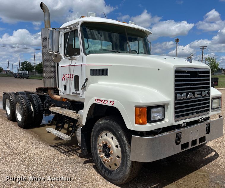 image for item DN4663 2000 Mack CH613  semi truck