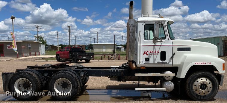 image for item DN4663 2000 Mack CH613  semi truck