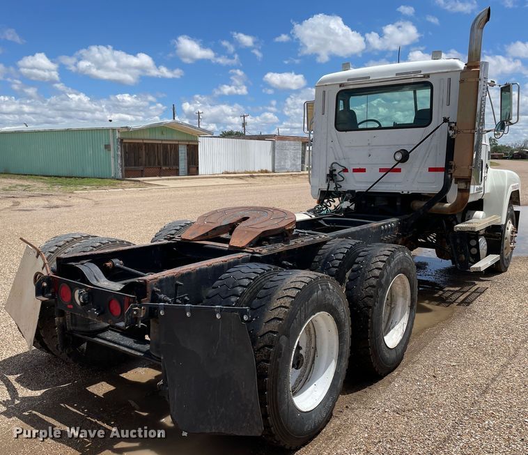 image for item DN4663 2000 Mack CH613  semi truck