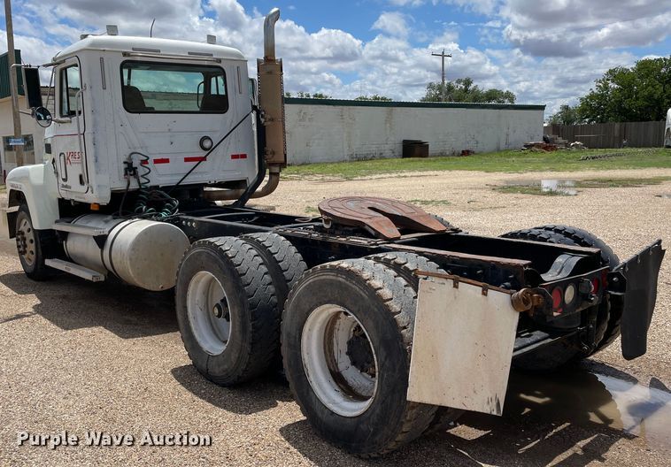 image for item DN4663 2000 Mack CH613  semi truck