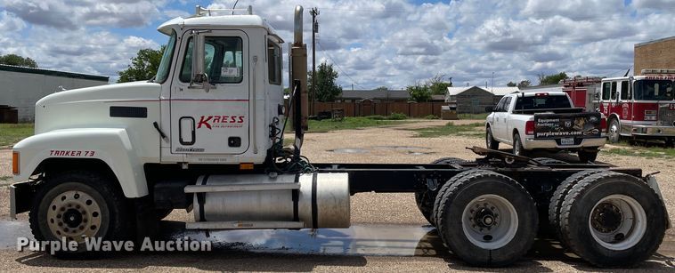 image for item DN4663 2000 Mack CH613  semi truck