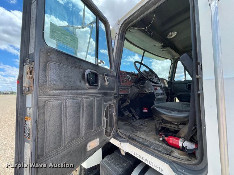 image for item DN4663 2000 Mack CH613  semi truck