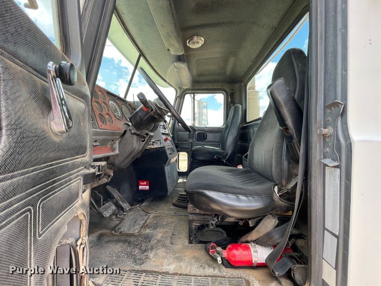 image for item DN4663 2000 Mack CH613  semi truck