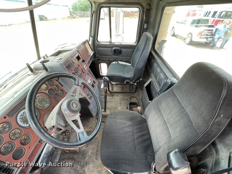 image for item DN4663 2000 Mack CH613  semi truck