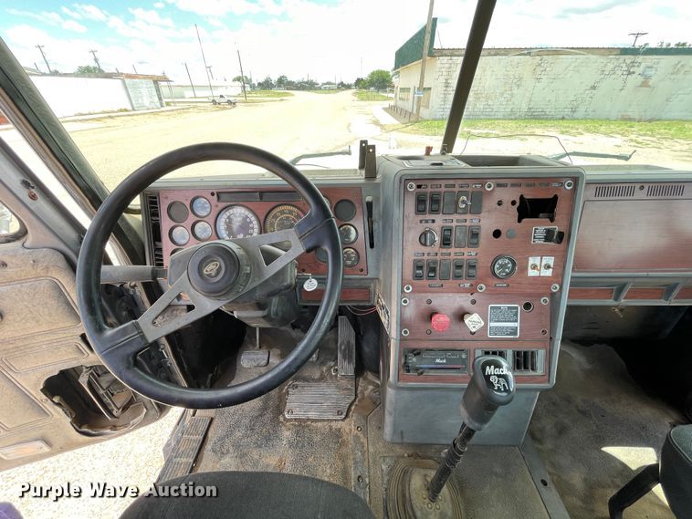 image for item DN4663 2000 Mack CH613  semi truck