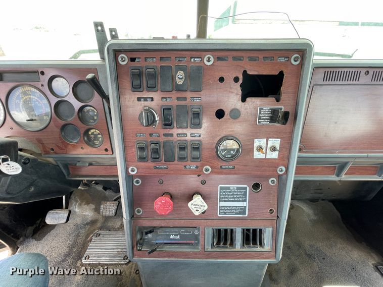 image for item DN4663 2000 Mack CH613  semi truck