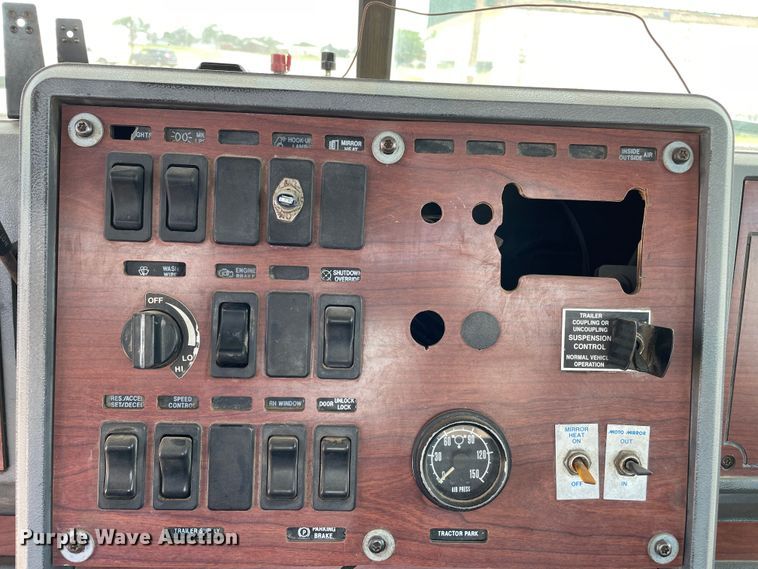 image for item DN4663 2000 Mack CH613  semi truck