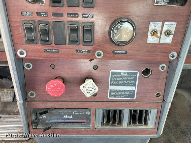 image for item DN4663 2000 Mack CH613  semi truck