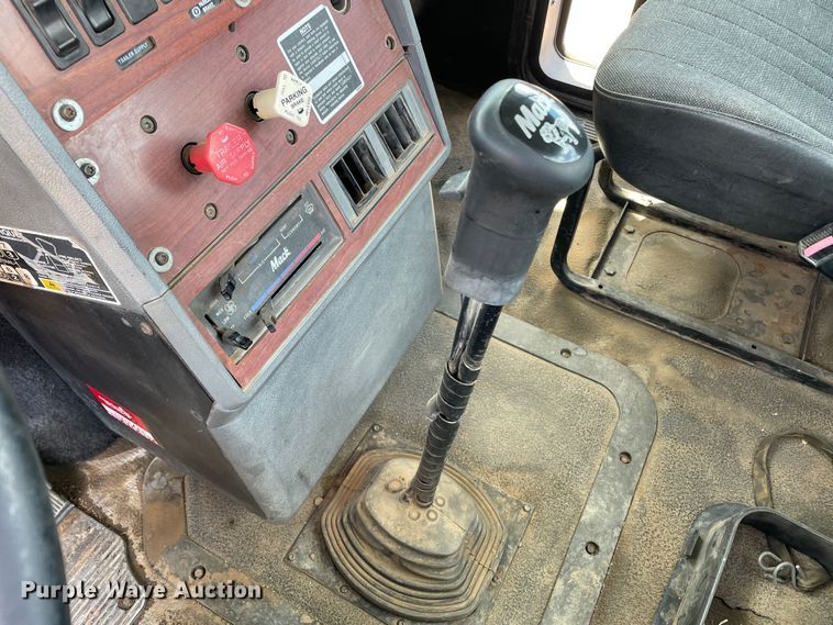 image for item DN4663 2000 Mack CH613  semi truck