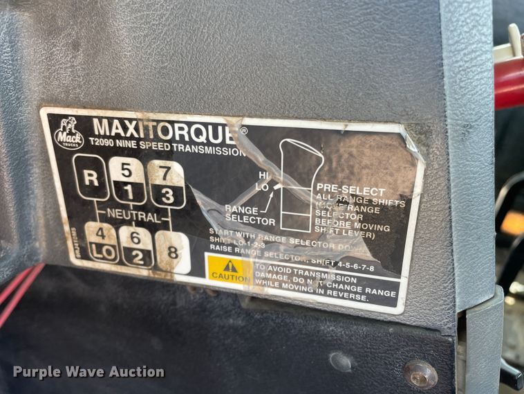 image for item DN4663 2000 Mack CH613  semi truck