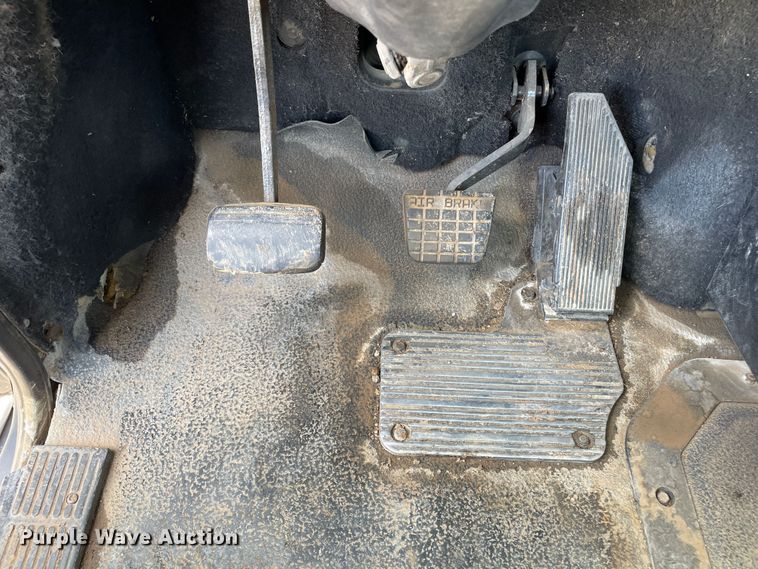 image for item DN4663 2000 Mack CH613  semi truck