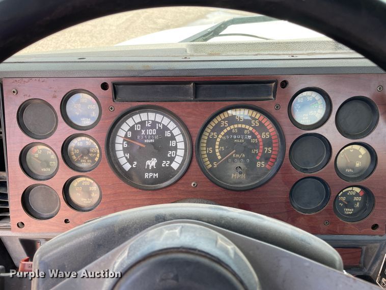 image for item DN4663 2000 Mack CH613  semi truck