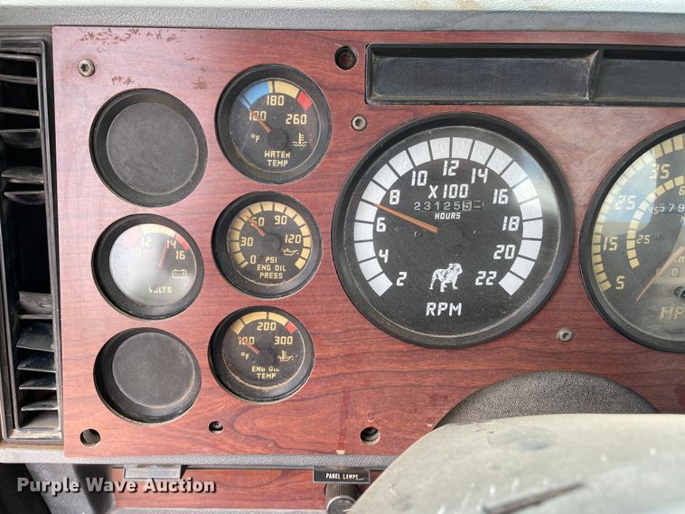 image for item DN4663 2000 Mack CH613  semi truck