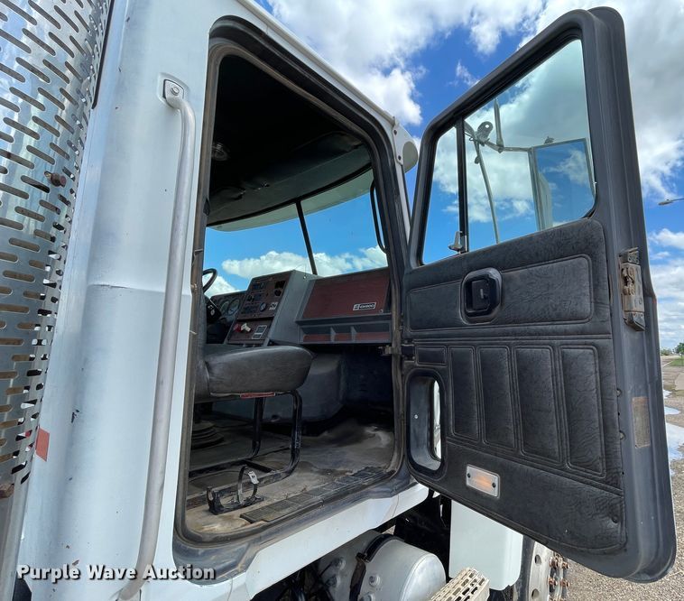 image for item DN4663 2000 Mack CH613  semi truck