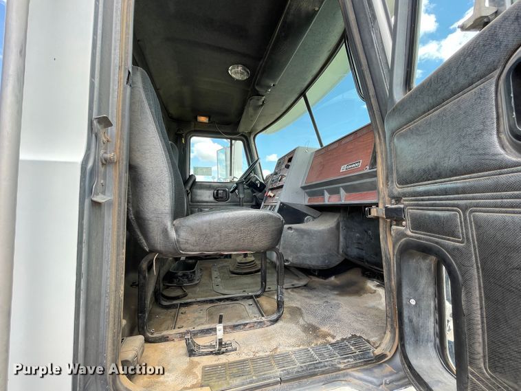 image for item DN4663 2000 Mack CH613  semi truck