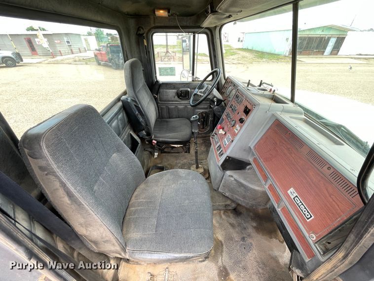 image for item DN4663 2000 Mack CH613  semi truck