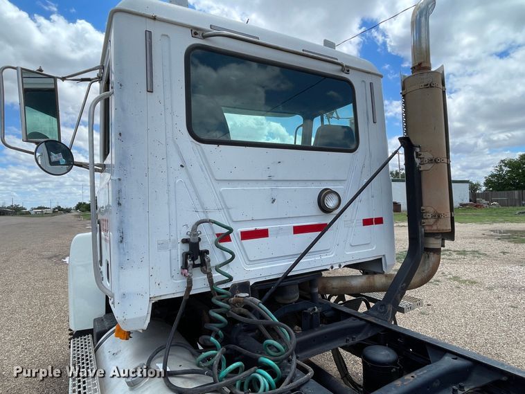 image for item DN4663 2000 Mack CH613  semi truck