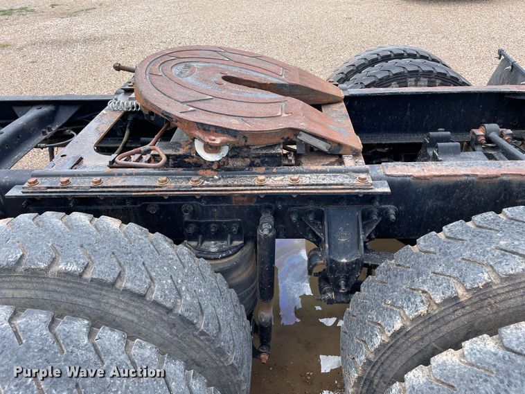 image for item DN4663 2000 Mack CH613  semi truck