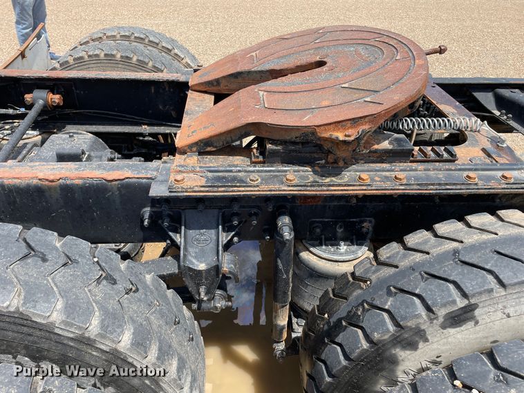 image for item DN4663 2000 Mack CH613  semi truck