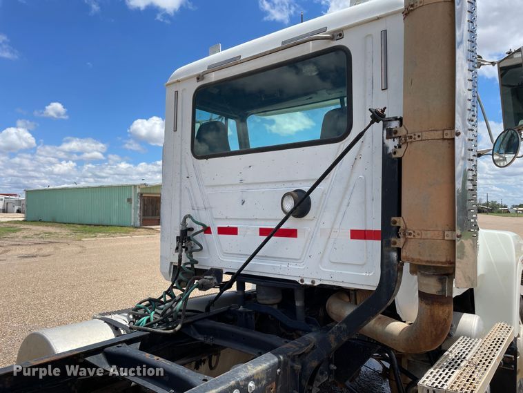 image for item DN4663 2000 Mack CH613  semi truck