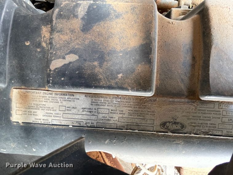 image for item DN4663 2000 Mack CH613  semi truck