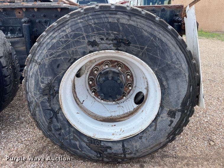 image for item DN4663 2000 Mack CH613  semi truck