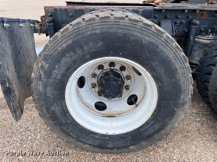 image for item DN4663 2000 Mack CH613  semi truck