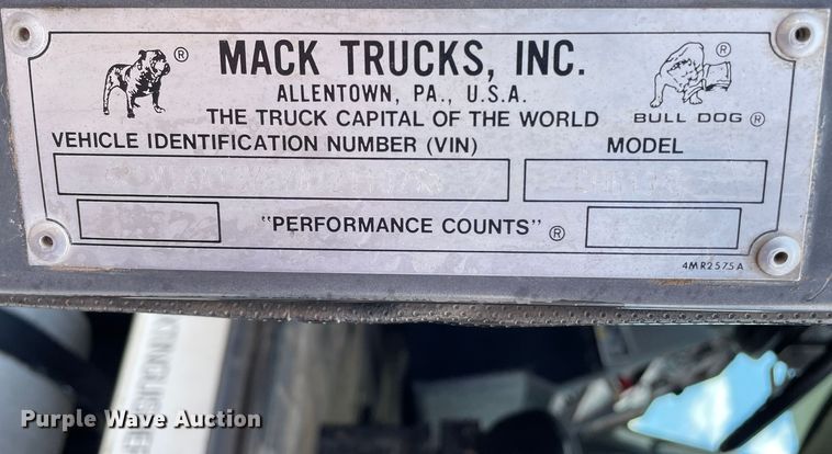 image for item DN4663 2000 Mack CH613  semi truck