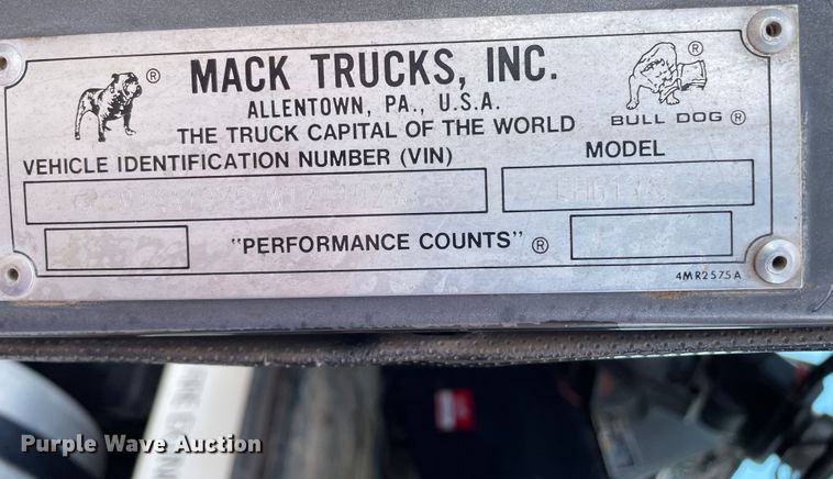 image for item DN4663 2000 Mack CH613  semi truck